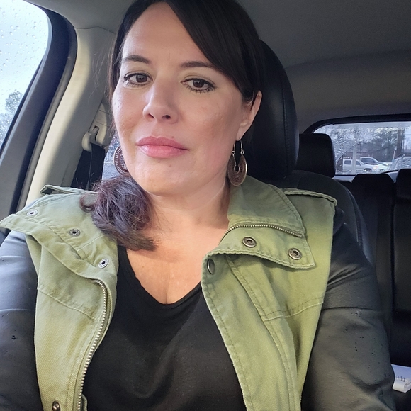 Meet your Posher, Andrea - Picture 2 of 7